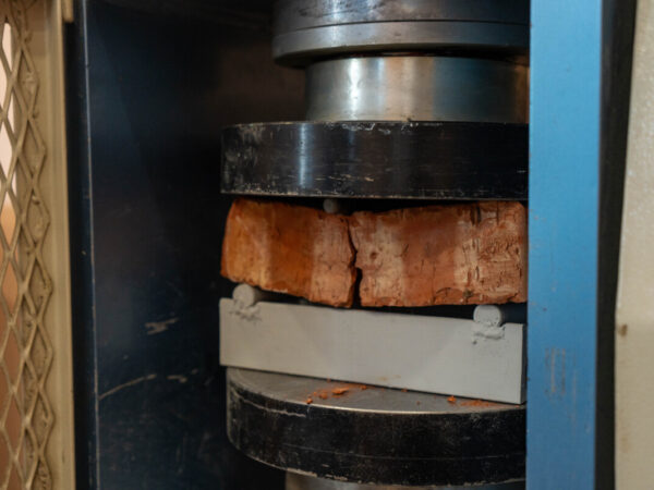 Испытание силикатных кирпичей и камней